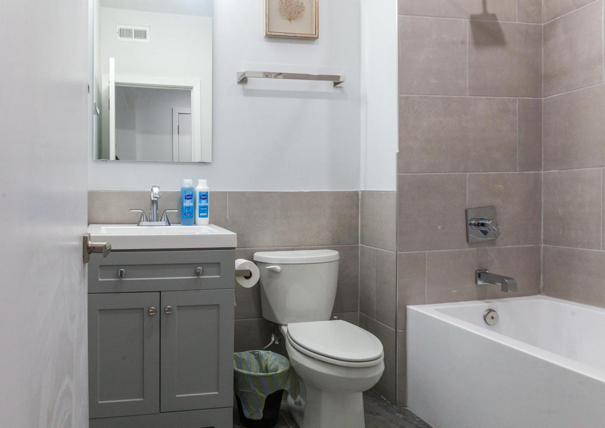 2-bedroom 2-bath- Wd,trendy -wifi-free-parking * Philadelphia